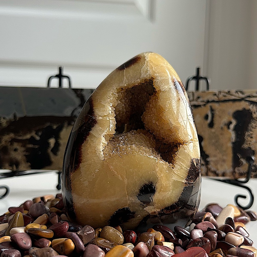 SOLD 🐉 Septarian Egg Nodule // Madagascar 🐉//UV reactive! - Picture 3 of 16